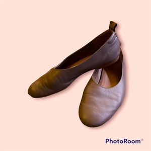 Everlane Dayglove flats in Taupe